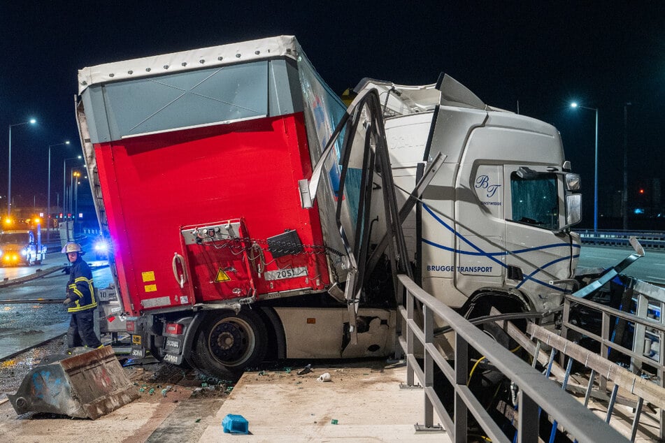 Der Lastwagen hängt zwischen zwei Brückenteilen der A7.