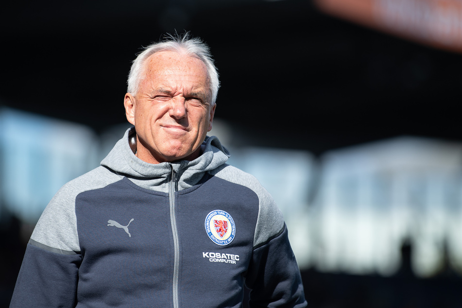 Peter Vollmann (65) hat jetzt zwei Wochen Zeit, einen neuen Trainer für die Eintracht zu finden.