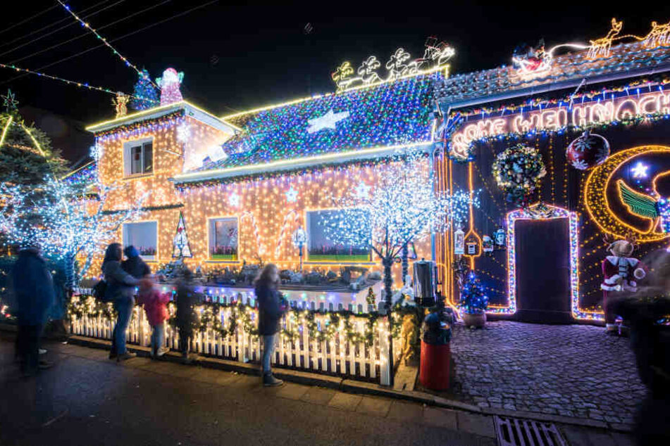 Das Haus lockt hunderte Besucher am Tag in die Straße.