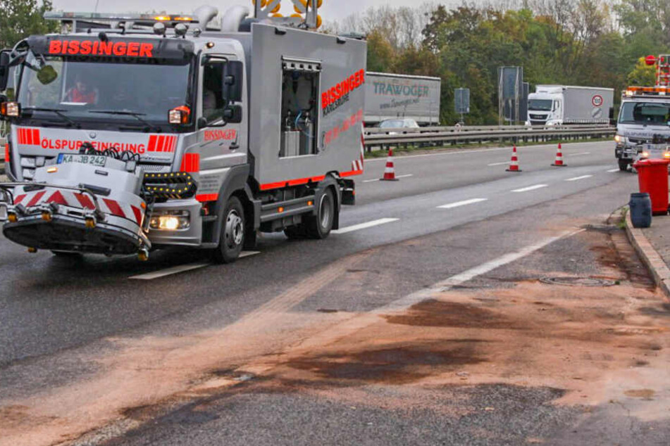 Die Rheinbrücke wird von einer Reinigungsfirma vom Dreck befreit.