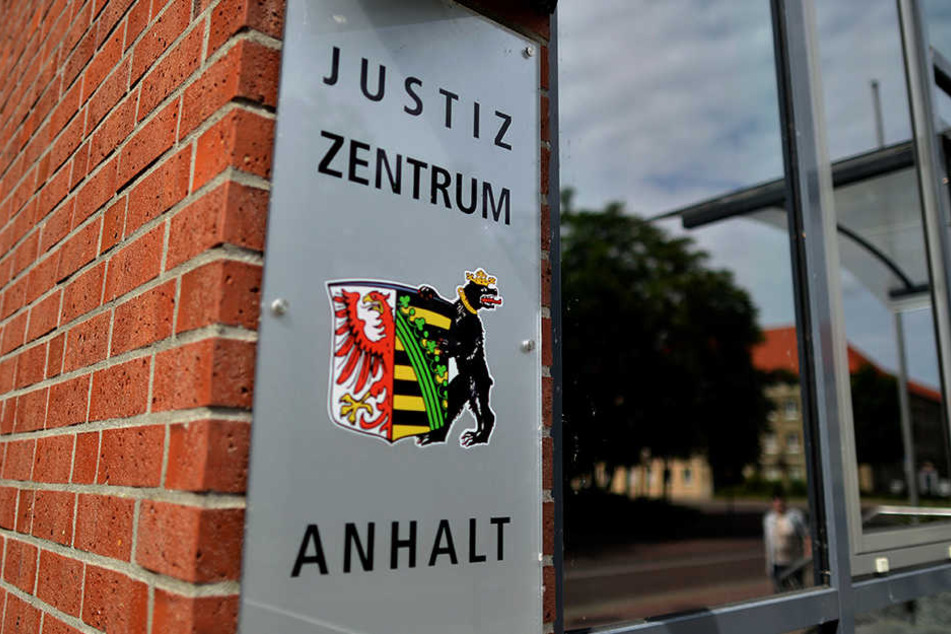 Am Freitagmorgen begann der Prozess gegen die 44-Jährige am Landgericht Dessau-Roßlau.