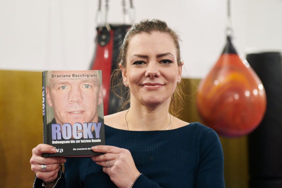 Janina Michalke, die Tochter des tödlich verunglückten Ex-Box-Weltmeisters Graciano Rocchigiani, zeigt im Legends Gym das Buch "Rocky - unbeugsam bis zur letzten Runde" von Grengel.