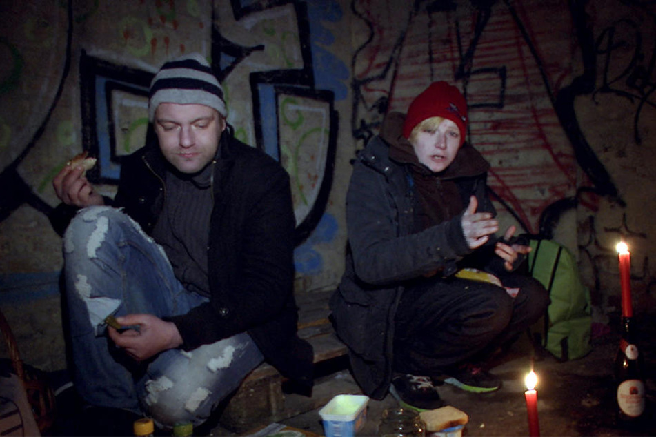 Die obdachlose Nadine mit ihrem Kumpel Uwe beim Abendbrot in einer Lagerhalle hinter dem Bahnhof – Außentemperatur: 10 Grad Minus.