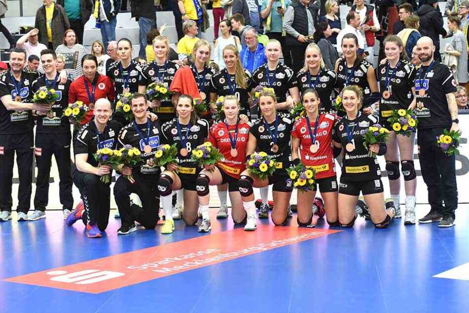 Das Aus im Halbfinale nach zwei klaren Niederlagen gegen Schwerin war bitter. Doch die Bronzemedaillen zauberten den meistern DSC-Schmetterlingen ein Lächeln ins Gesicht.