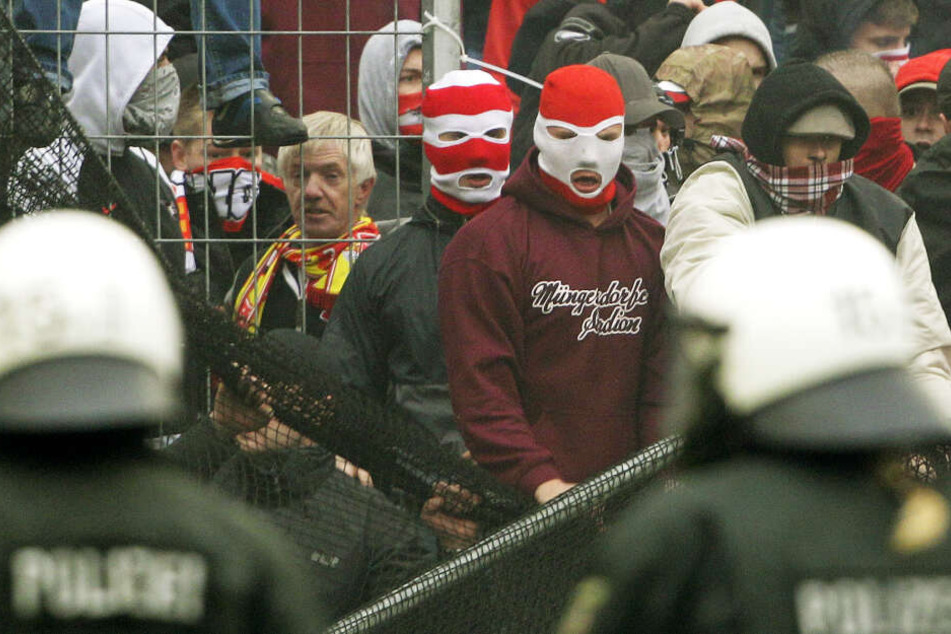 Teile der Kölner Anhängerschaft fallen immer wieder durch Gewaltaktionen negativ auf (Archivbild).