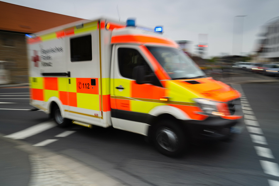 Der Biker wurde so schwer verletzt, dass er in einem Krankenhaus notoperiert werden musste. (Symbolbild)