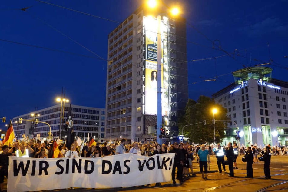 Der rechte Demozug kurz vor dem Ende seiner Runde auf der Kreuzung Brückenstraße/Bahnhofstraße.
