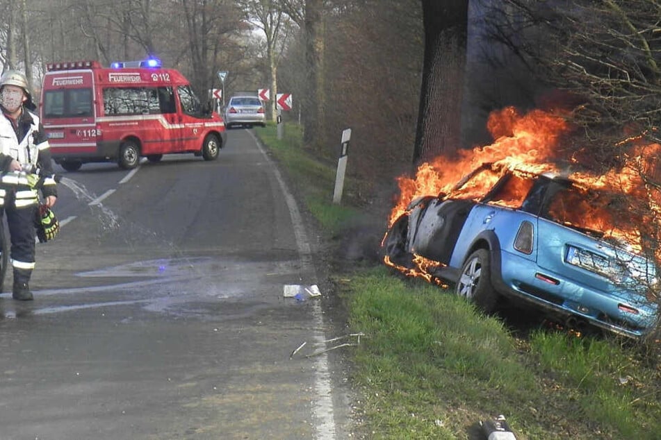 Bevor der Mini Cooper Feuer fing, konnten Ersthelfer die schwer verletzte Fahrerin aus dem Auto befreien.