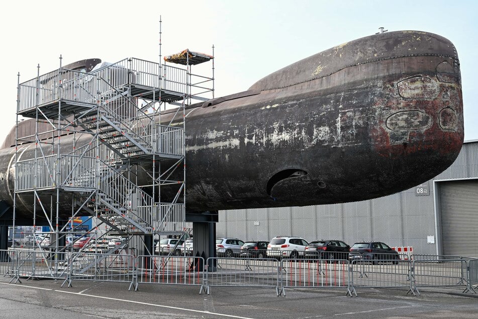 Bis zu seinem großen Auftritt steht das U-Boot auf einem Parkplatz.