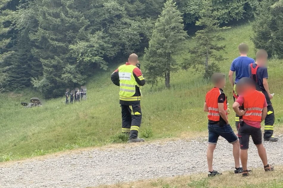 In der Ferne sieht man den Traktor, mit dem das Vater-Tochter-Trio verunfallt ist.
