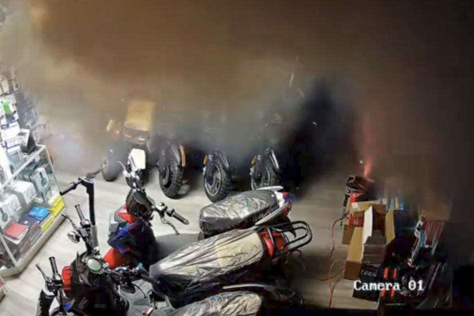 Hier fliegt ein Lithium-Akku in die Luft: Laden für E-Bikes brennt lichterloh