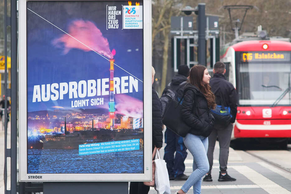 "Ausprobieren lohnt sich": Ein Plakat zur Kulturhauptstadtbewerbung 2025 hängt an der Haltestelle Roter Turm.