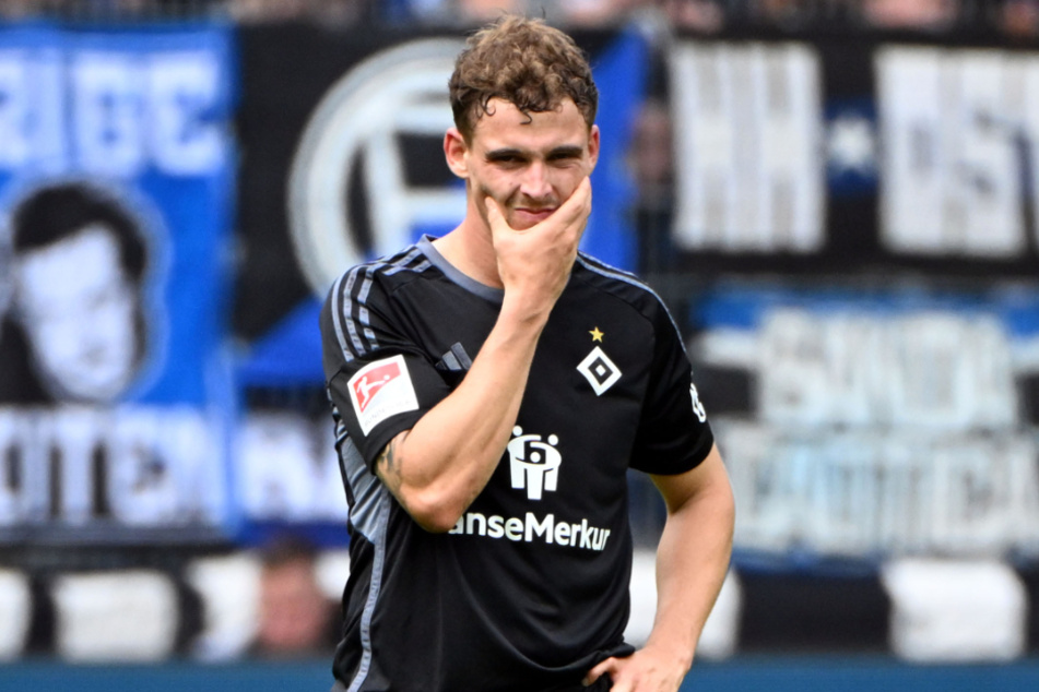 HSV-Verteidiger Moritz Heyer (28) war die Enttäuschung nach dem Last-Minute-Ausgleich der Karlsruher anzusehen.