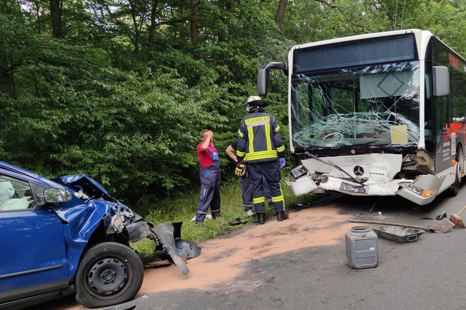 Der Linienbus und ein blaues Auto waren auf der B214 zwischen Celle und Hambühren zusammengestoßen.