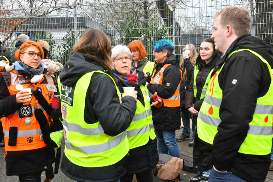 Tierschützer feiern bei einer Mahnwache vor dem LPT-Labor in Hamburg-Neugraben.
