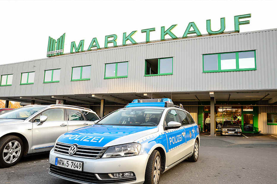 Die Polizei riegelte den Parkplatz vor dem Marktkauf ab.