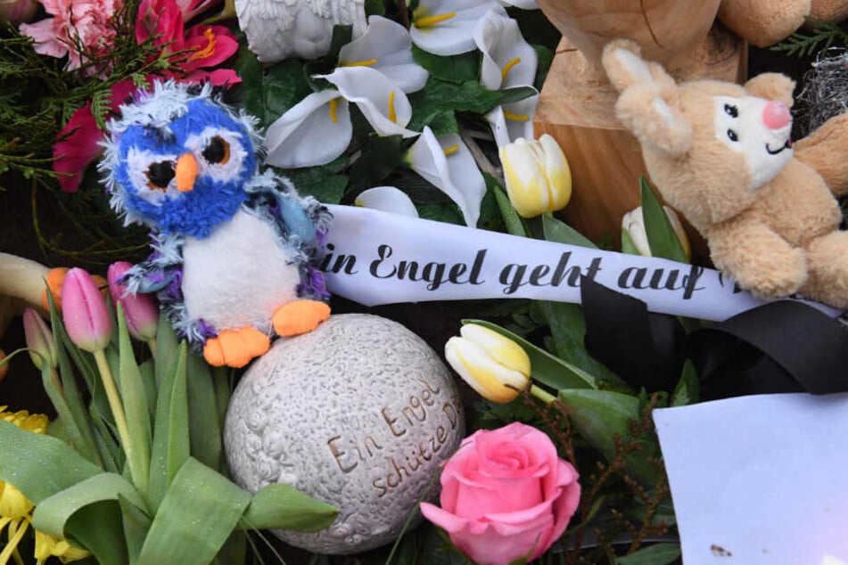 Auf dem Friedhof im Zentrum der Stadt liegen Blumen und ein Teddybär auf Leonies Grab.