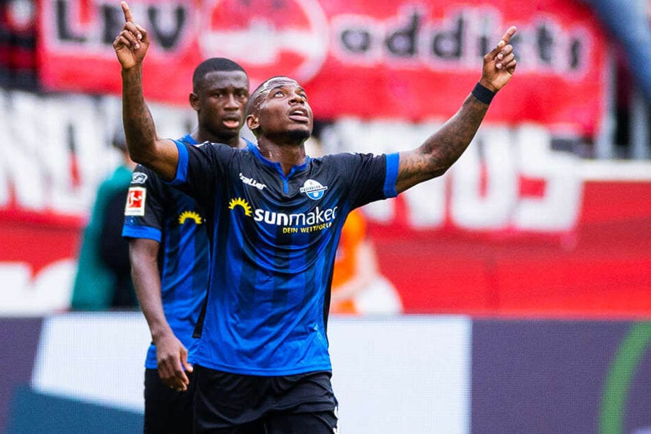 Streli Mamba (r.) bejubelt seinen ersten Bundesliga-Treffer. Der Stürmer traf zum zwischenzeitlichen 2:2 für Paderborn.