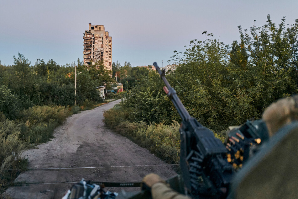 Ein ukrainischer Soldat im Einsatz in Awdijiwka. Der Generalstab spricht von "katastrophalen Verlusten" für Russland.