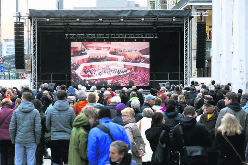 Vor dem Kulti, an der Wilsdruffer
Straße, verfolgten Hunderte Dresdner und Touristen die Eröffnung auf einer
Großleinwand.