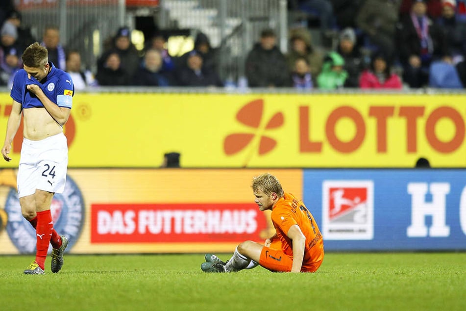 Jan Hochscheidt (r.) sitzt geknickt auf dem Rasen. Die Reise nach Kiel war trotz seines Treffers ein sportlicher Rückschlag.