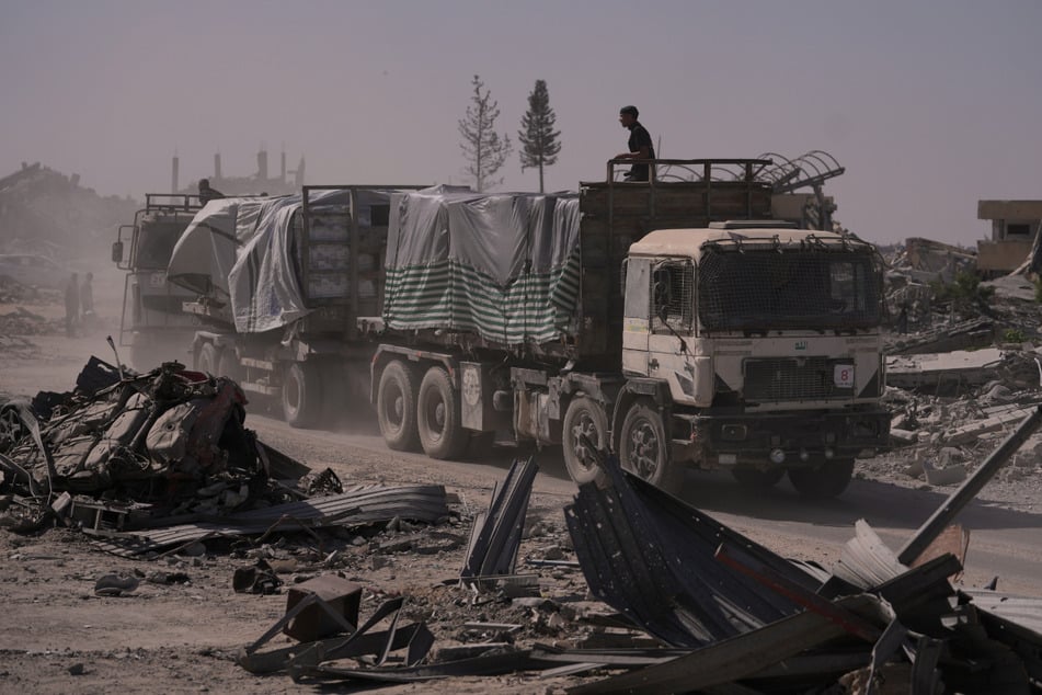 Nach dem Krieg liegt der Gazastreifen in Trümmern. Lastwagen bringen humanitäre Hilfe in das Konfliktgebiet.
