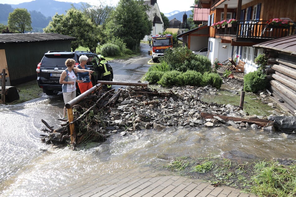 Starke Regenfälle haben im im Juni 2022 die Straßen im bayerischen Oberstdorf überflutet.