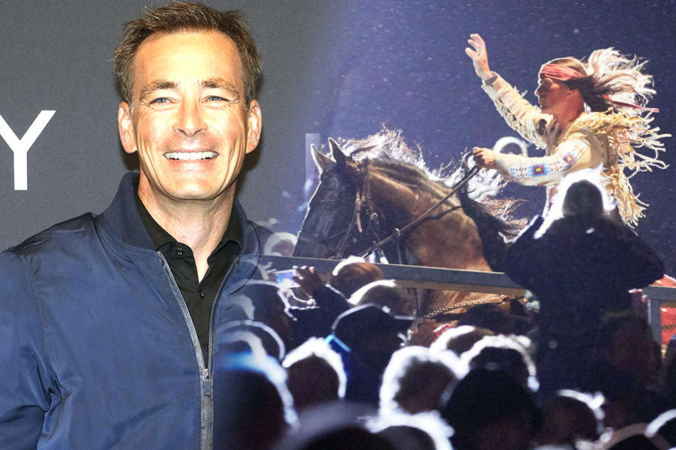 Schauspieler Jan Sosniok als Winnetou reitet bei den Karl-May-Spielen im Freilichttheater am Kalkberg durch die Zuschauerränge.