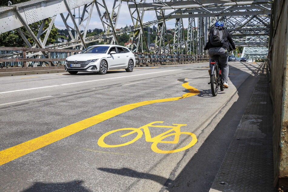 Radfahrer sind verunsichert: Offenbar ist der viele Regen der gelben Farbe nicht wohl bekommen ...