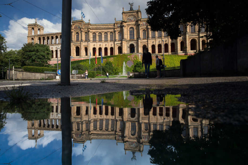 Das könnte eng werden im Maximilianeum - ganze 205 Abgeordnete bilden den bayerischen Landtag. (Archivbild)