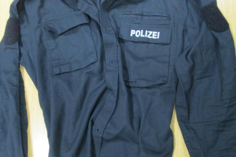 Der Mann trug diese falsche Polizei-Uniform.
