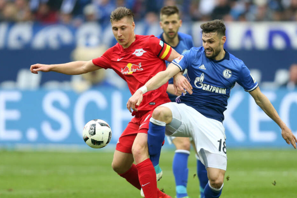 Am 16. März duellieren sich Schalke 04 (hier Marco Caligiuri, r.) und RB Leipzig (hier Willi Orban, l.) in der Veltins-Arena. Und Ihr könnt dabei sein!