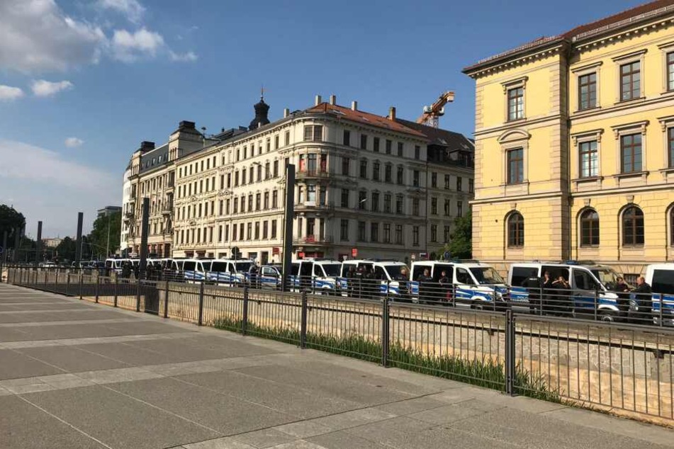 Ein großes Polizeiaufgebot begleitete die Kundgebung wie auch die Gegendemonstration.