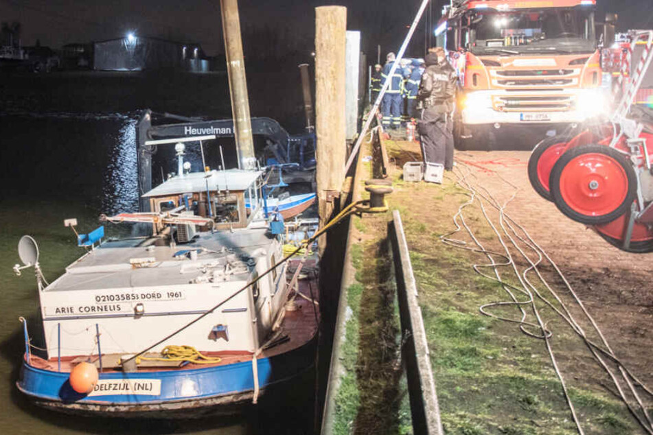 Wasser läuft durch ein Leck in das niederländische Baggerschiff, dadurch gerät es in Schieflage.