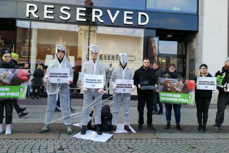 Die Aktivisten positionierten sich vor der "Reserved"-Filiale in Leipzig.