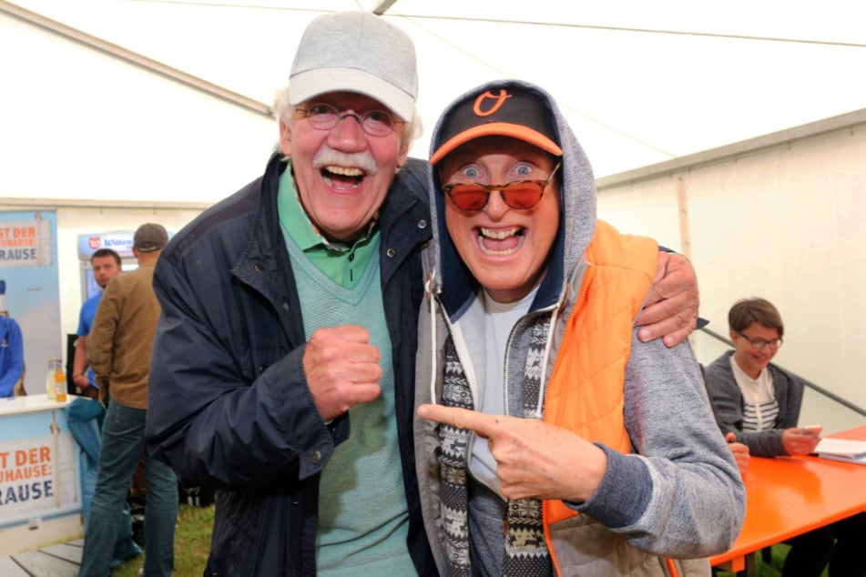 Zu der Gedenkfeier kommen zahlreiche Promis und Weggefährten der NDR-Legende, darunter unter anderem Komiker Otto Waalkes (76, r.).