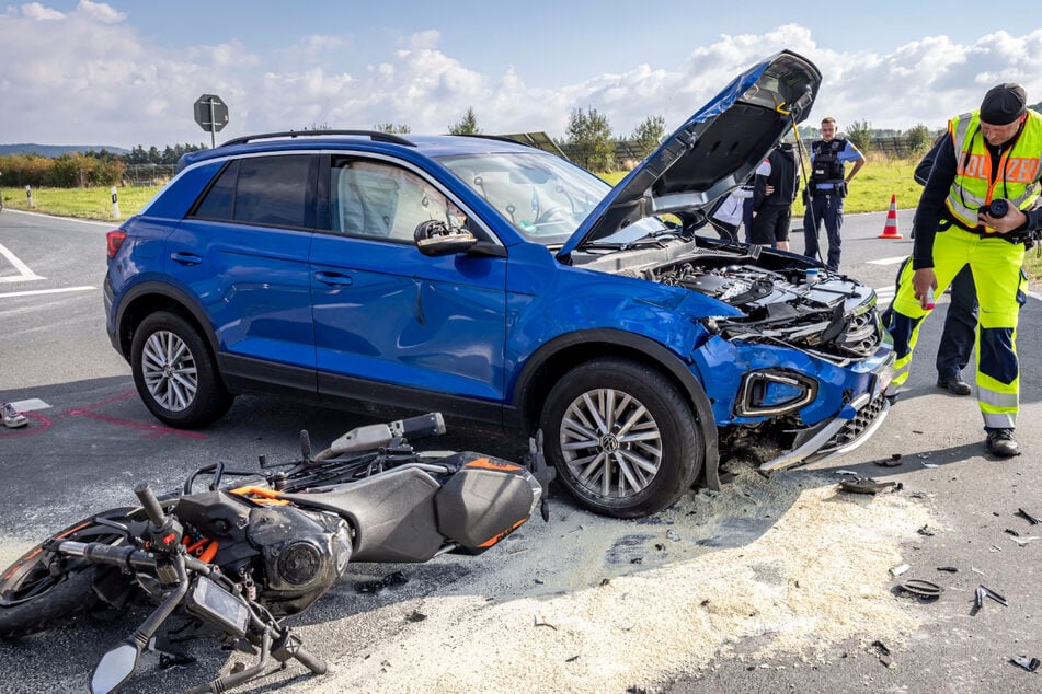 Motorrad kollidiert mit VW: 17-Jährige nach heftigem Unfall schwer verletzt