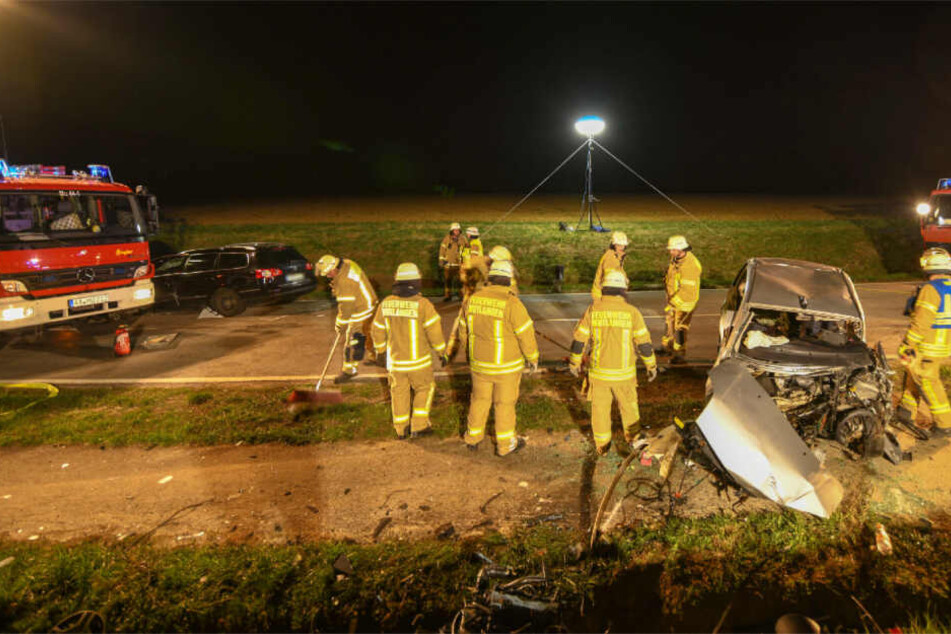 Einsatzkräfte am Freitagabend vor Ort. Im Vordergrund: das Wrack des Ford, in dem die Frau starb.