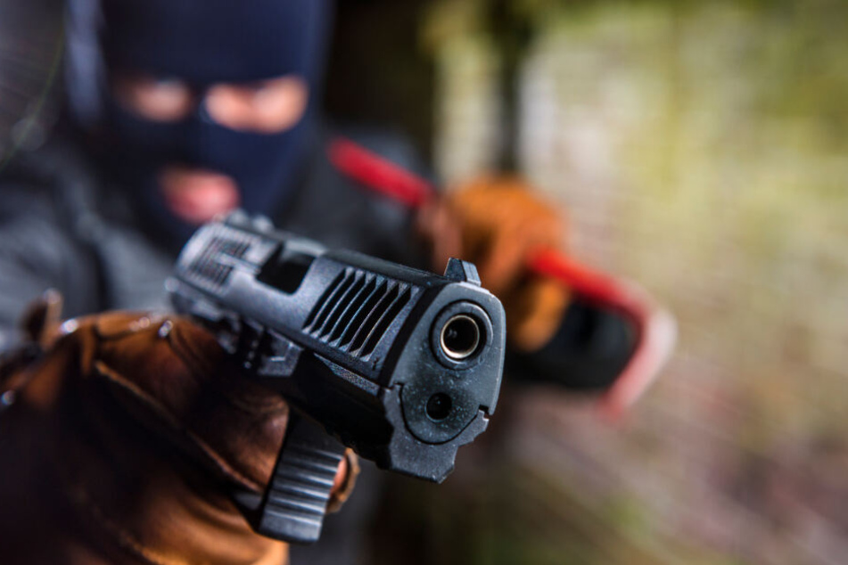 Der Räuber war mit einer Pistole bewaffnet. (Symbolbild)