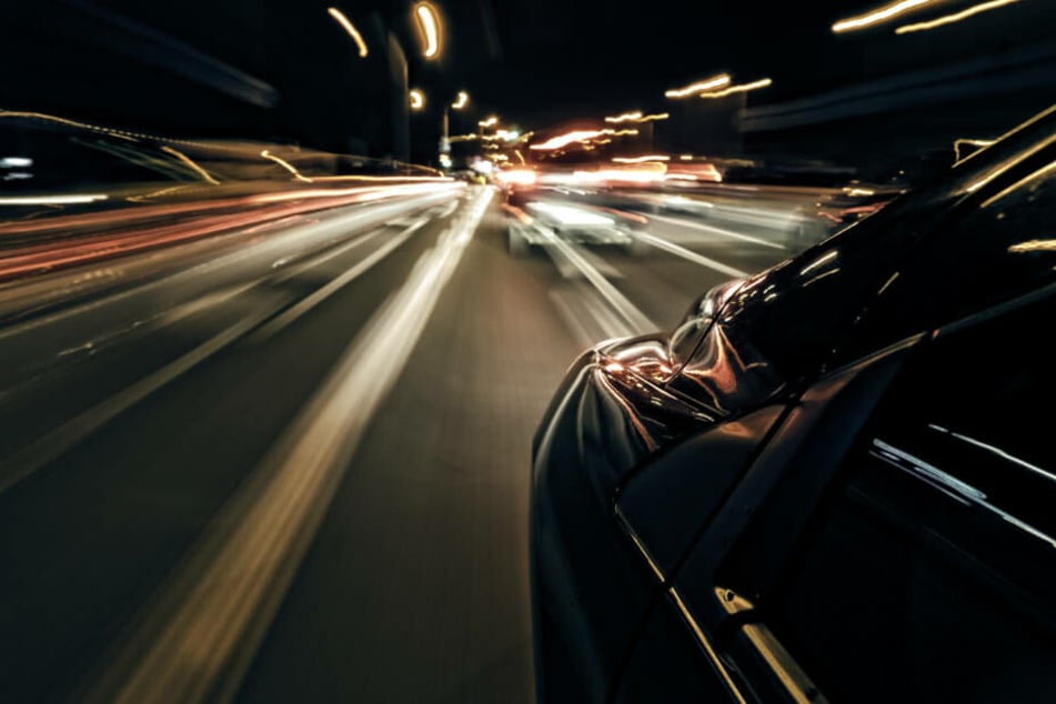 Während der BMW über die Autobahn flüchtete, konnten die Polizisten den Motorradfahrer anhalten und seinen Führerschein sicherstellen.