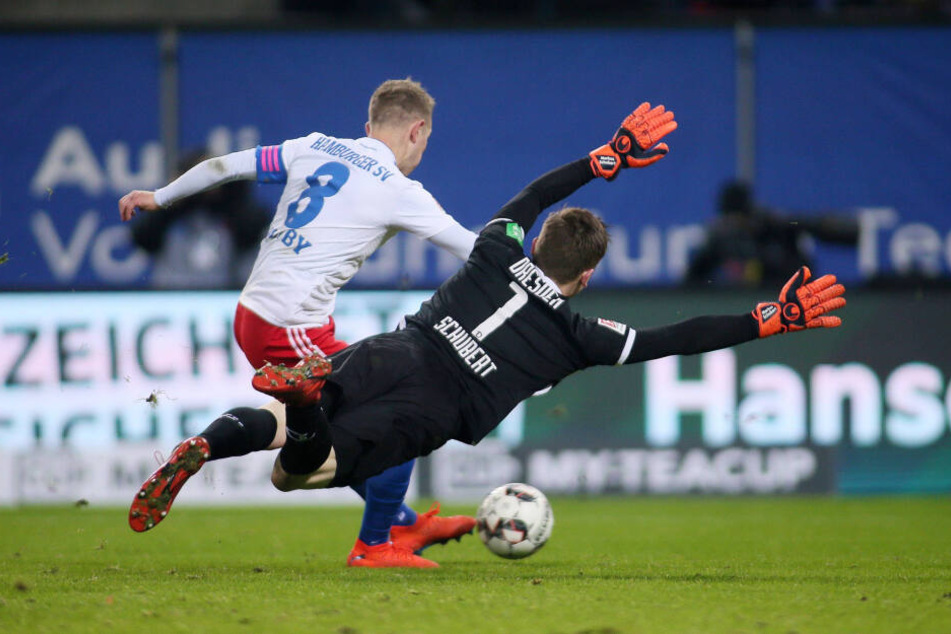 Markus Schubert (r.) fliegt dem Ball nur hinterher. Vorher hatte der Dynamo-Keeper den Ball an Hamburgs Lewis Holtby verloren.