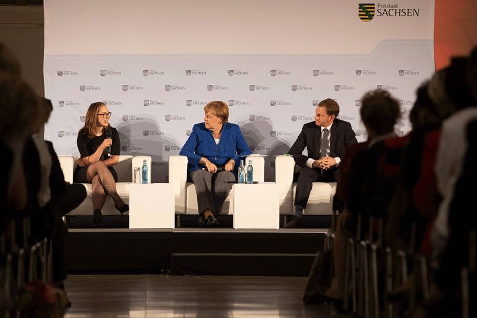 Bundeskanzlerin Angela Merkel (65, CDU) vor einer Woche in Dresden. Bei dieser Veranstaltung traf sie auch auf die junge Unternehmerin aus Neukirchen.