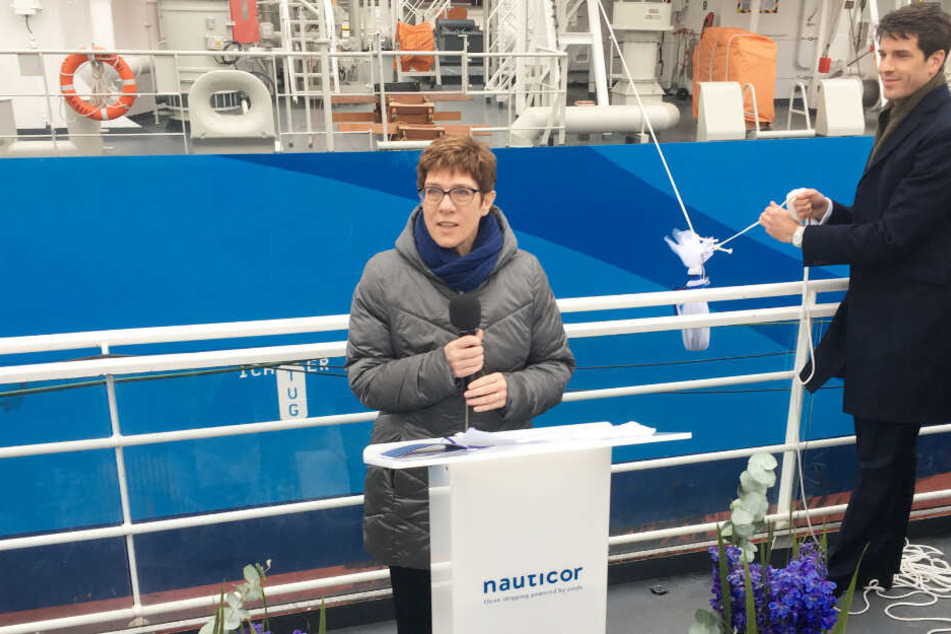 Annegret Kramp-Karrenbauer, Bundesvorsitzende der CDU, hält eine Rede bei der Taufe des LNG-Bunker-Schiffs "Kairos".