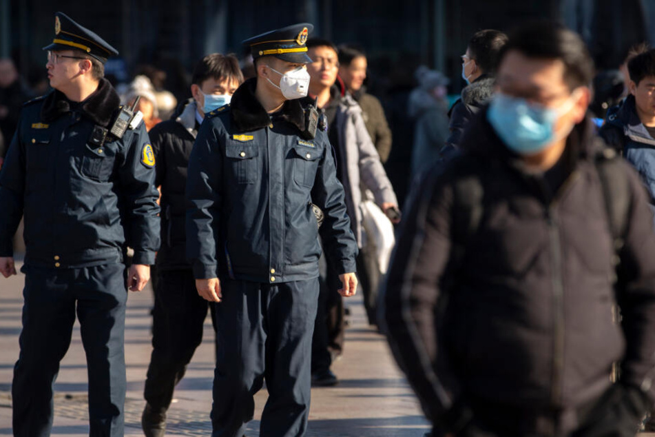 Viele Menschen in China schützen sich mit einem Mundschutz (Symbolbild).
