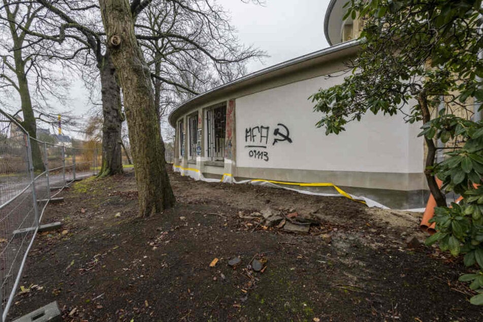 Vandalen haben den frischverputzten Schlossteichpavillon mit Graffiti besprüht.