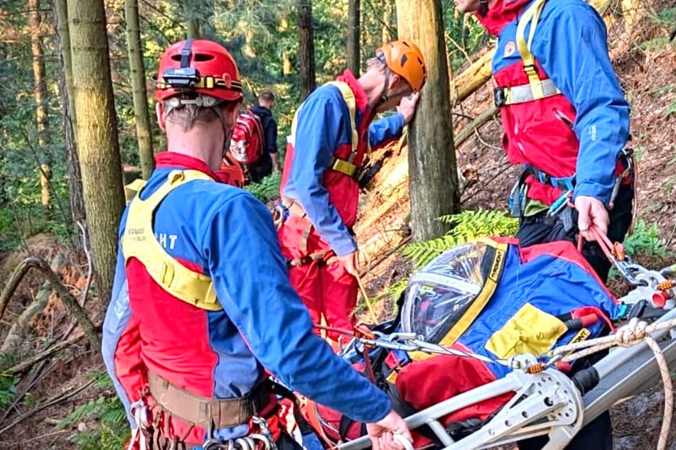 Die Helfer mussten die Verletzte (51) mit einer Trage durch den Wald transportieren.