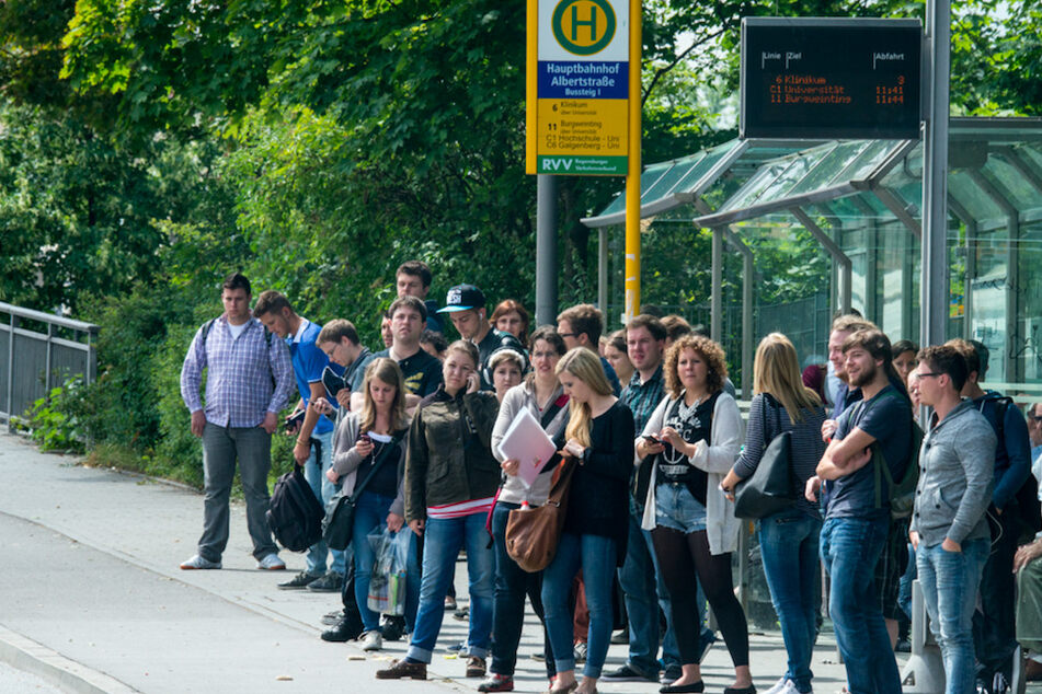 Der Warnstreik wird in Bayern zu Verzögerungen und Ausfällen im Busverkehr führen. (Archivbild)