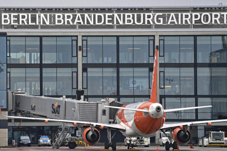 Vom Flughafen BER soll die Sammelabschiebung am Mittwoch starten. In leipzig und Merseburg regte sich der Protest.