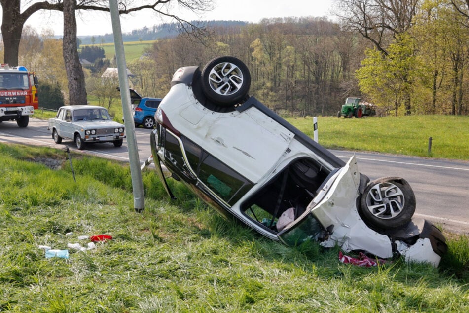 Opel fliegt über Lada und landet auf dem Dach, eine Person schwer verletzt