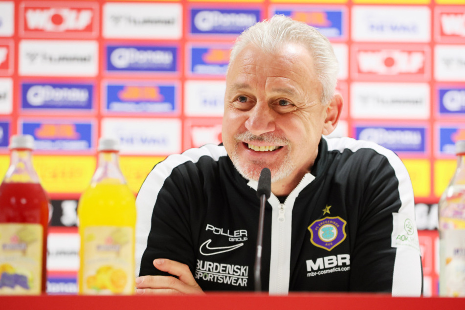 Aues Trainer Pavel Dotchev (58) packte auf der Pressekonferenz nach dem Spiel in Regensburg sein breitestes Lächeln aus.
